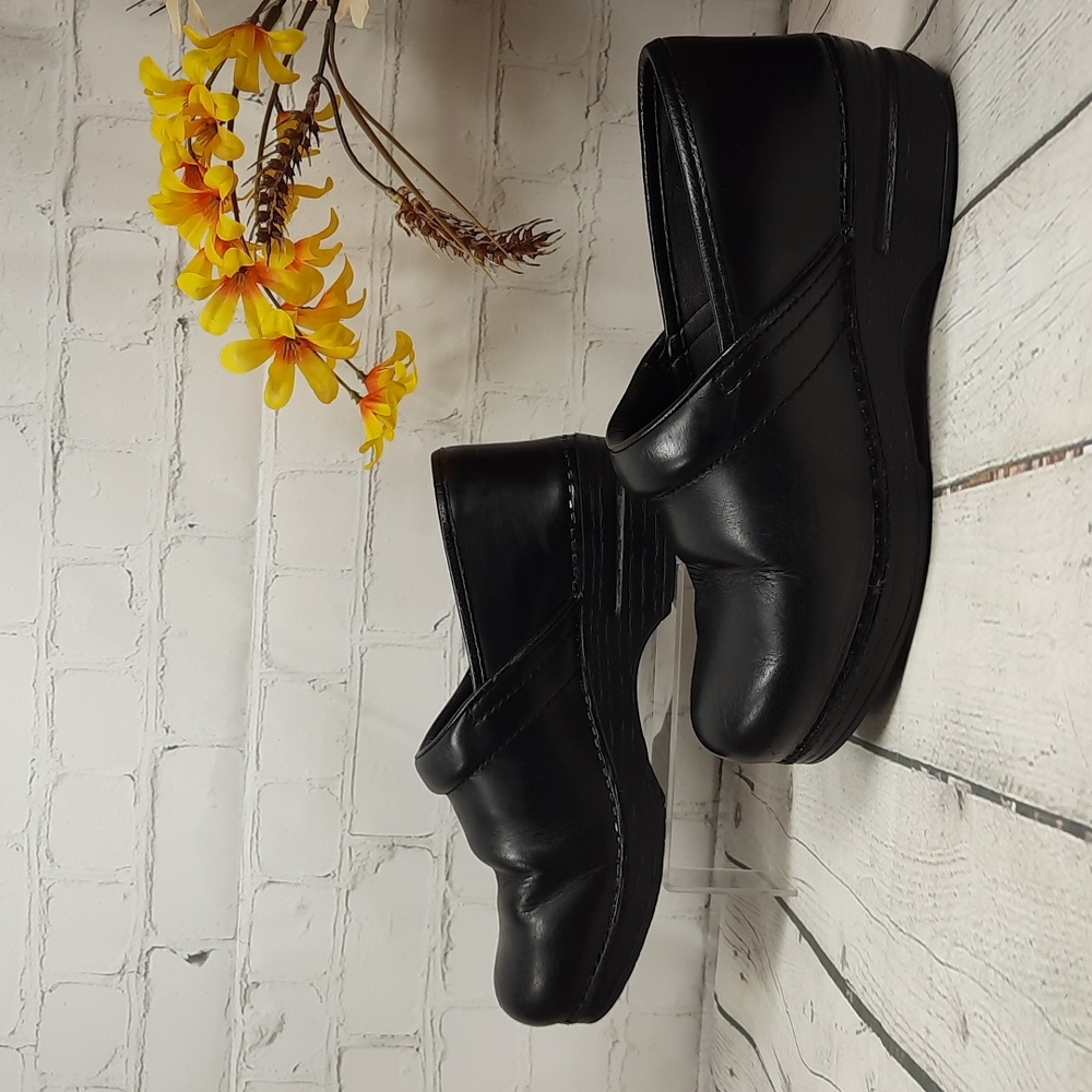 Dansko Black Leather Clogs Women's Size 39 US 8.5-9